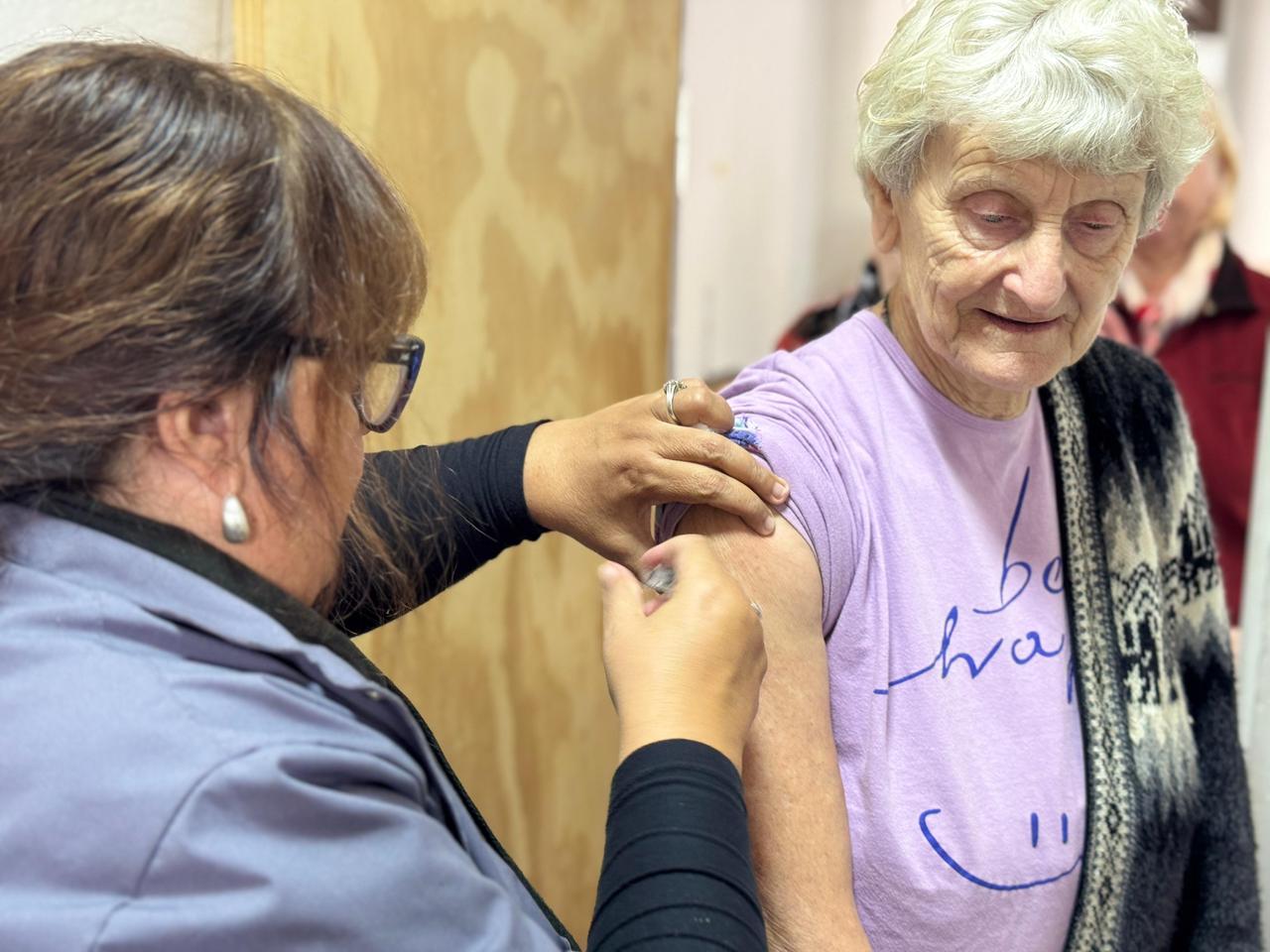 Se realizó una jornada de vacunación antigripal a 70 abuelos del Hogar de Día local