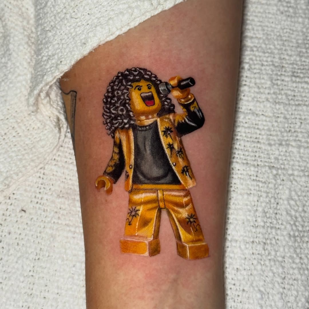 Un tatuaje de La Mona estilo Lego causa furor en redes sociales

