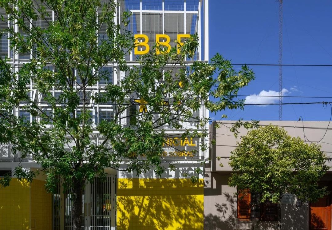 Arquitectos reciben un premio por una obra en un jardín de infantes de Villa María