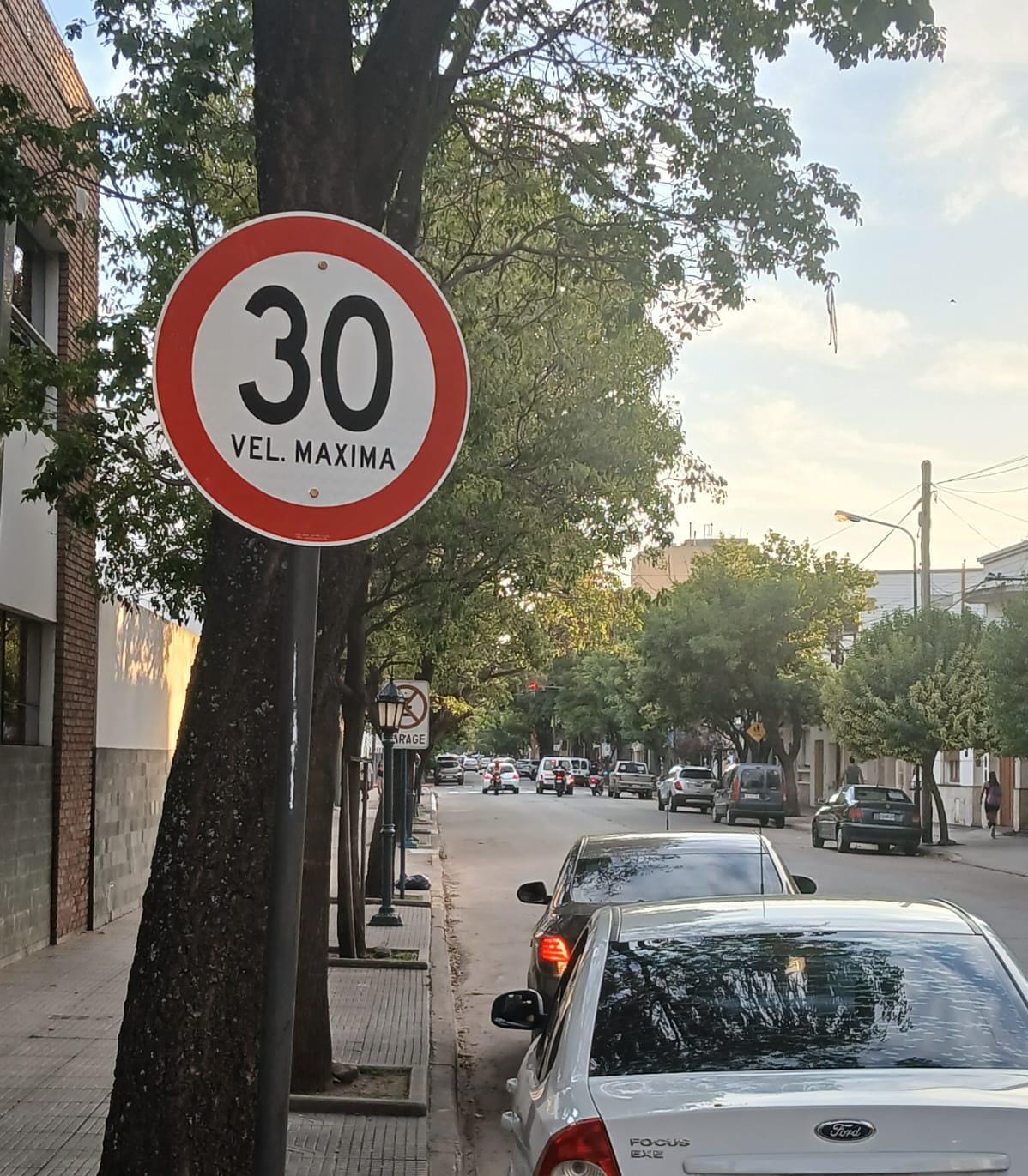 Villa María refuerza la señalización vial y advierte sobre las velocidades máximas