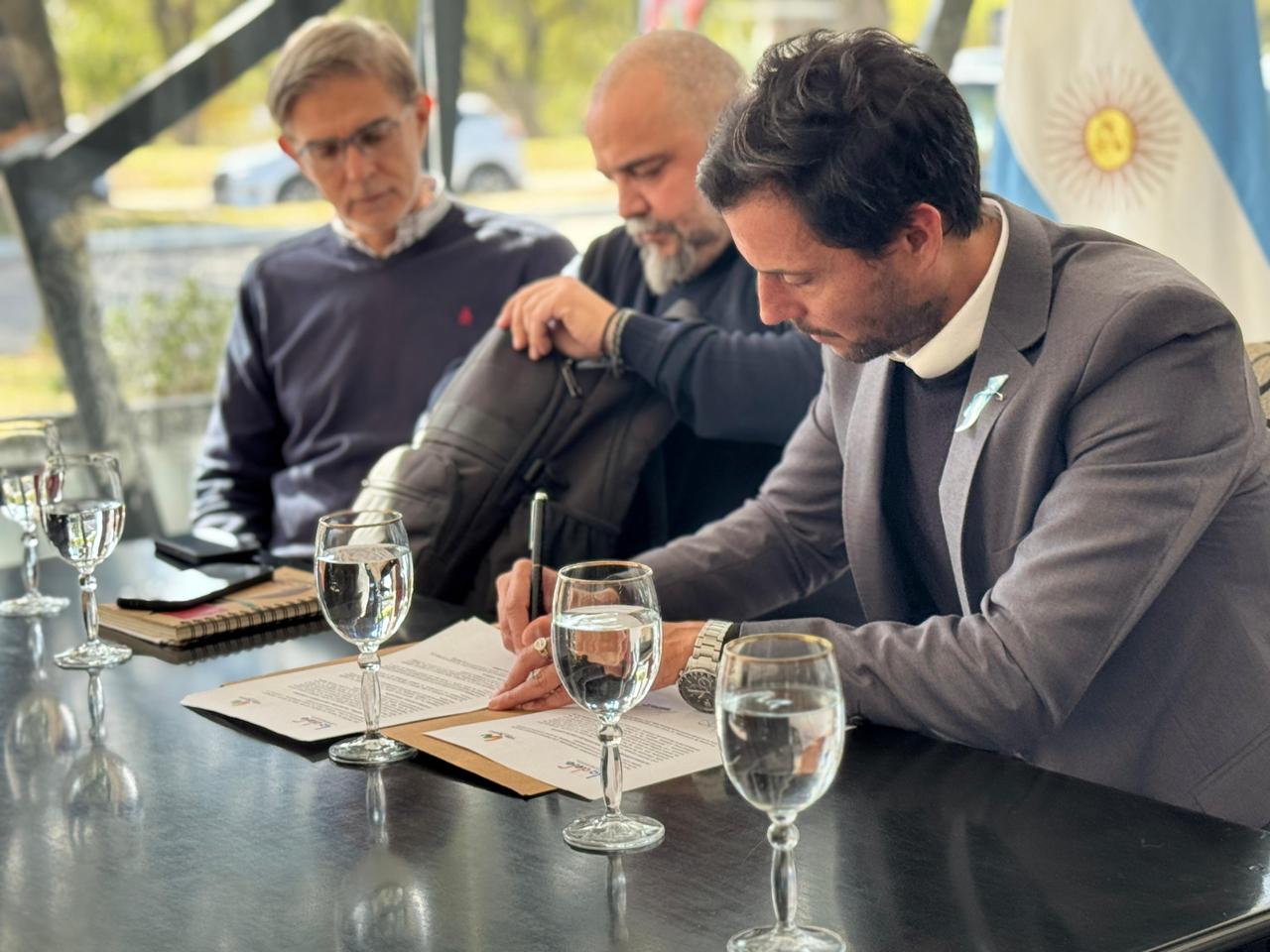 Ahora en Villa Nueva: firma de convenio con la Defensoría de Niños