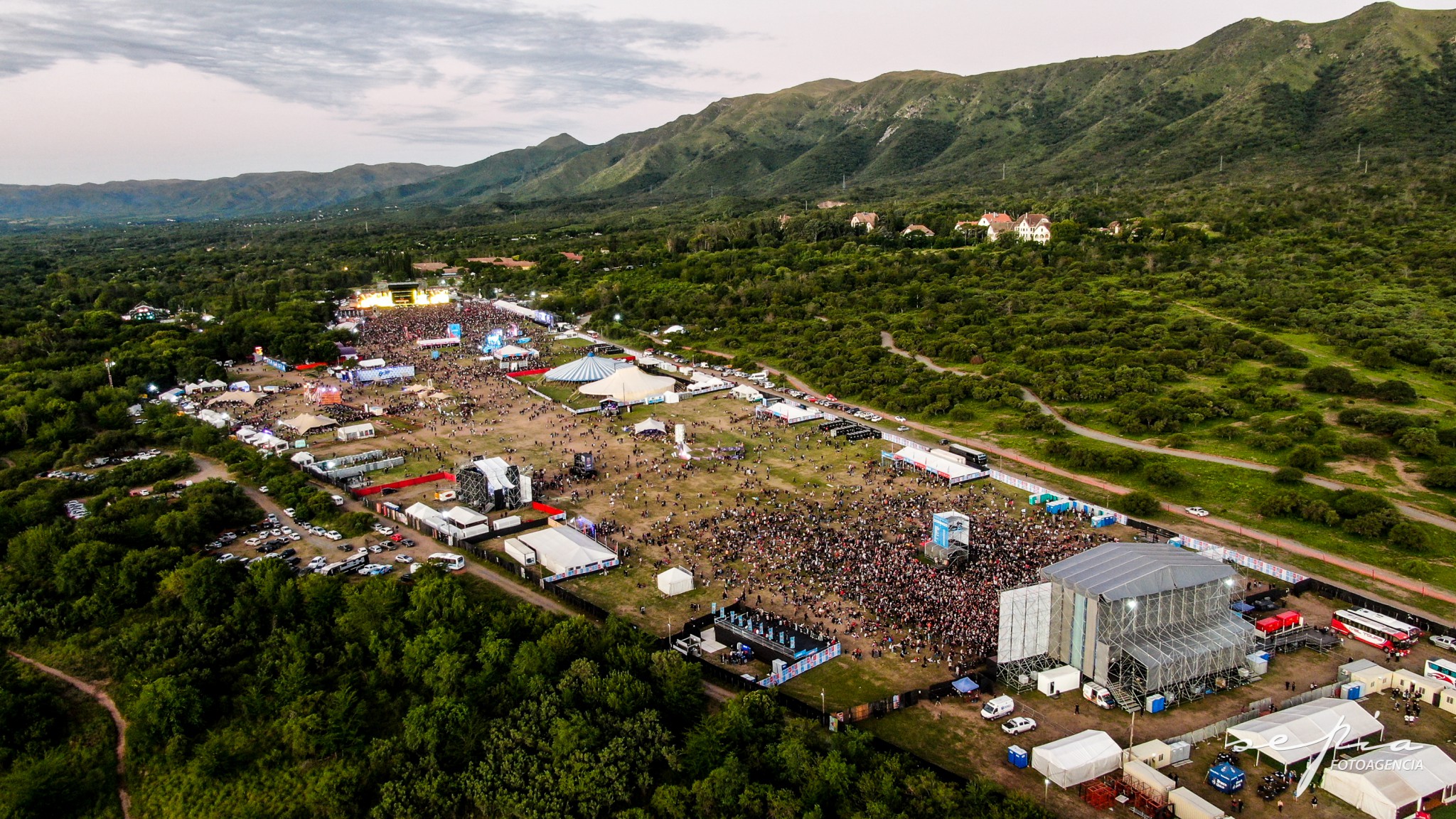 Ya están listos los 6 escenarios para el Cosquín Rock: ¿Cómo se distribuyen los artistas?