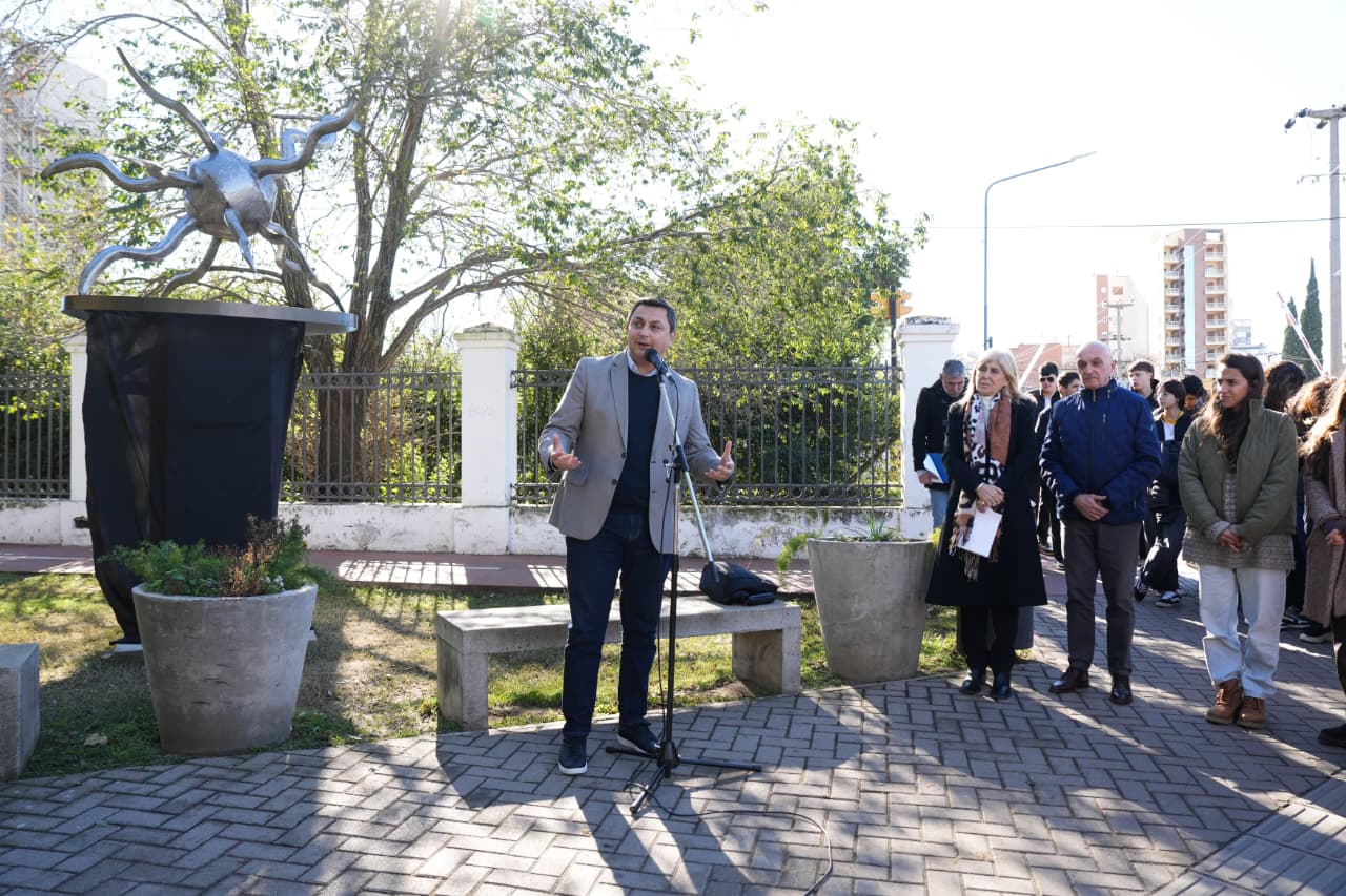Inauguraron una escultura Neurósfera en Villa María: ¿de qué se trata?