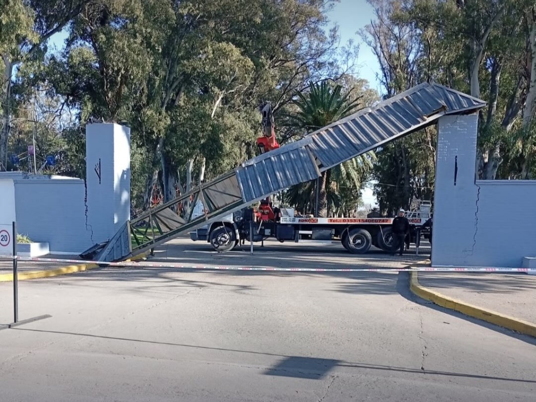 Un camión dañó el ingreso del parque Hipólito Yrigoyen: qué dijo el municipio