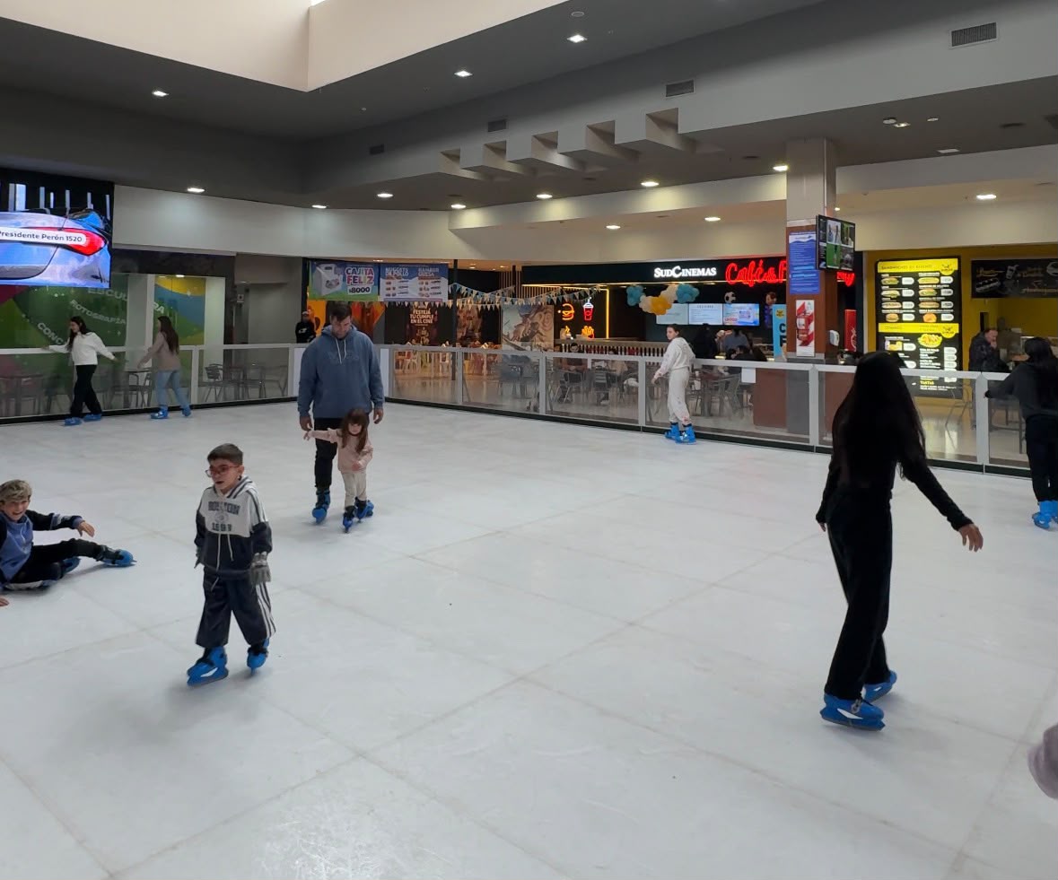Villa María estrena su primera pista de patinaje sobre hielo para estas vacaciones de invierno