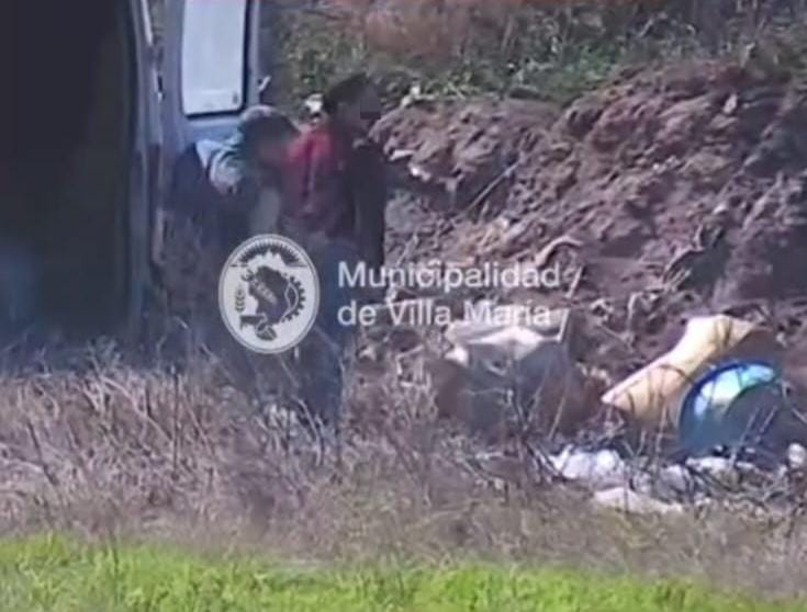 Infraccionaron a un vehículo que arrojó basura en la vía pública