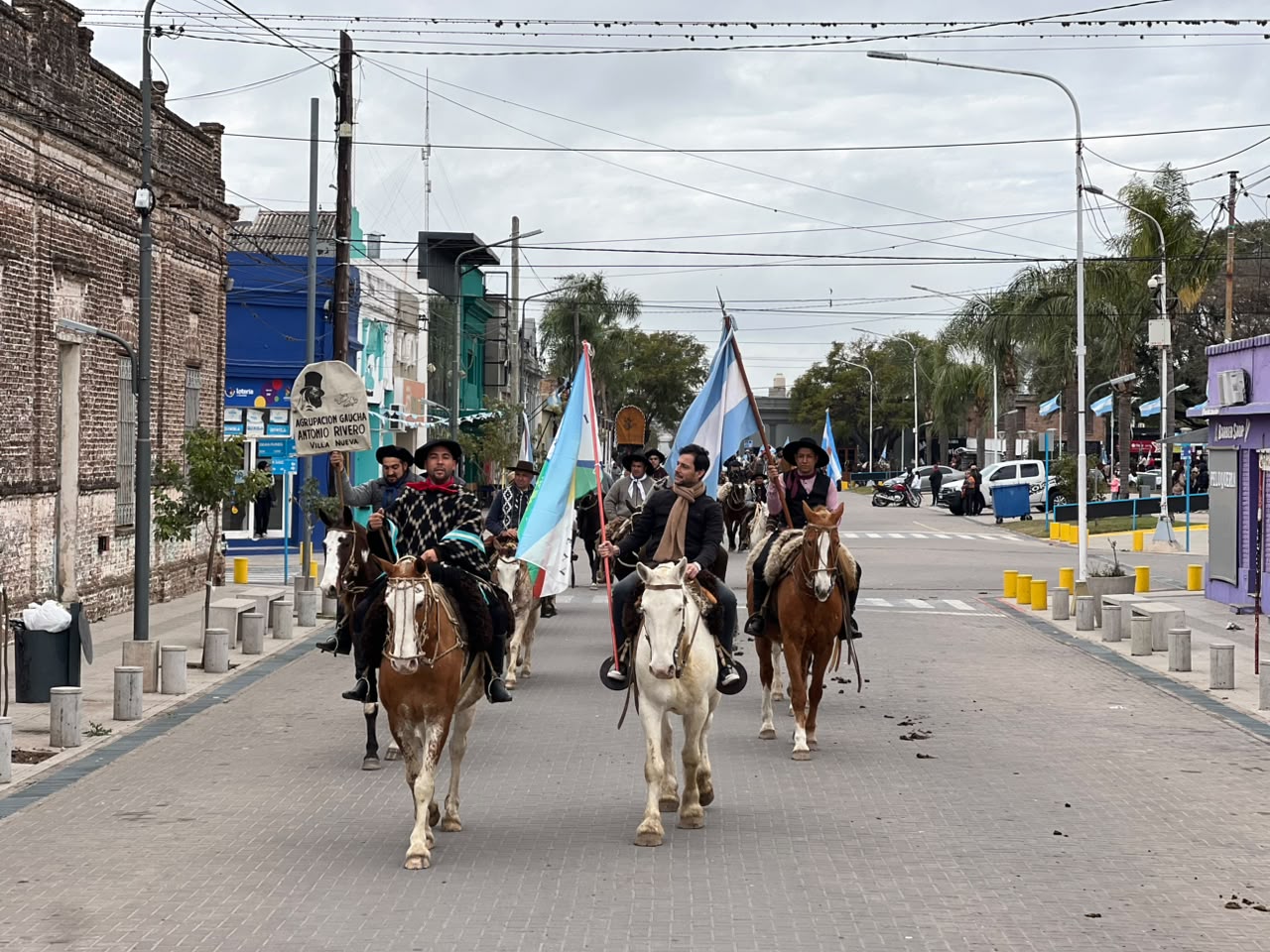 Villa Nueva homenajeó a San Martín con una cabalgata que reunió a más de 100 jinetes