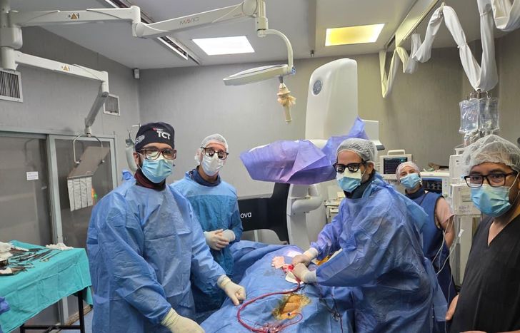 Usaron prótesis de colágeno y venas para salvar la pierna de un hombre