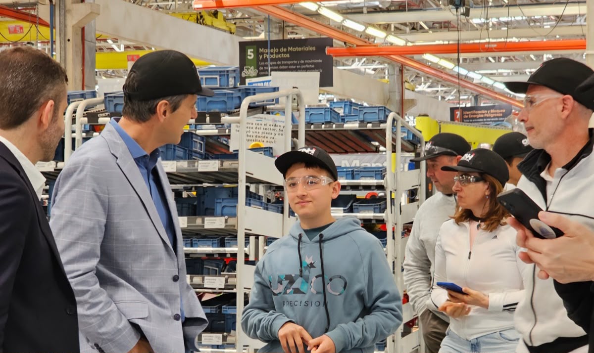 Thiago tiene 14 años, construyó su propio tractor y ahora conoció cómo se fabrican a escala industrial