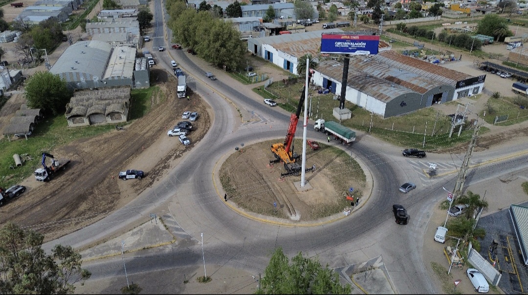 El mástil ya está en pie y la obra del Bicentenario entra en la recta final