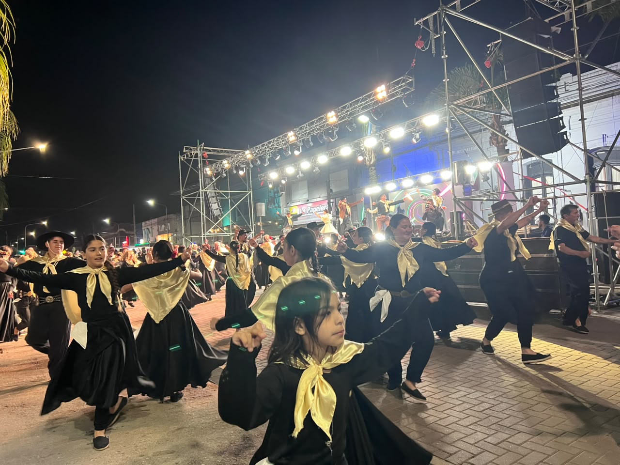 Villa Nueva celebró su Bicentenario con folclore, deporte y una multitudinaria noche de tango
