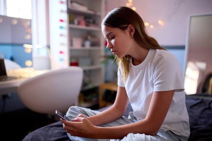 Falsos desnudos con IA entre adolescentes: cómo prevenir la violencia digital