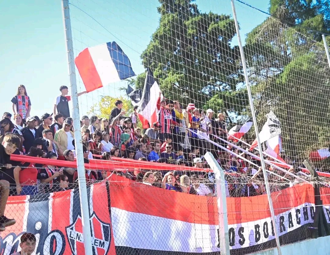 Hinchas convocaron un banderazo por Alem