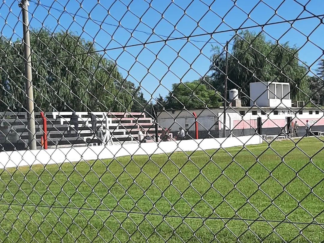 Alem con nuevas refacciones en su cancha