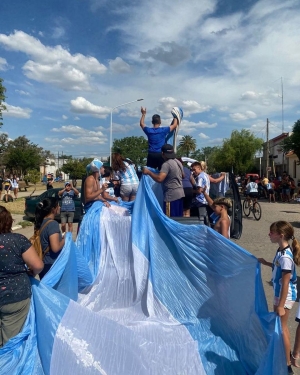 Villa Nueva festejó en caravana con una bandera de 500 metros