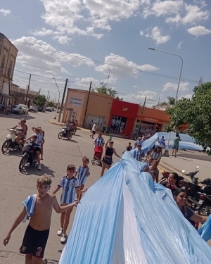 Villa Nueva festejó en caravana con una bandera de 500 metros